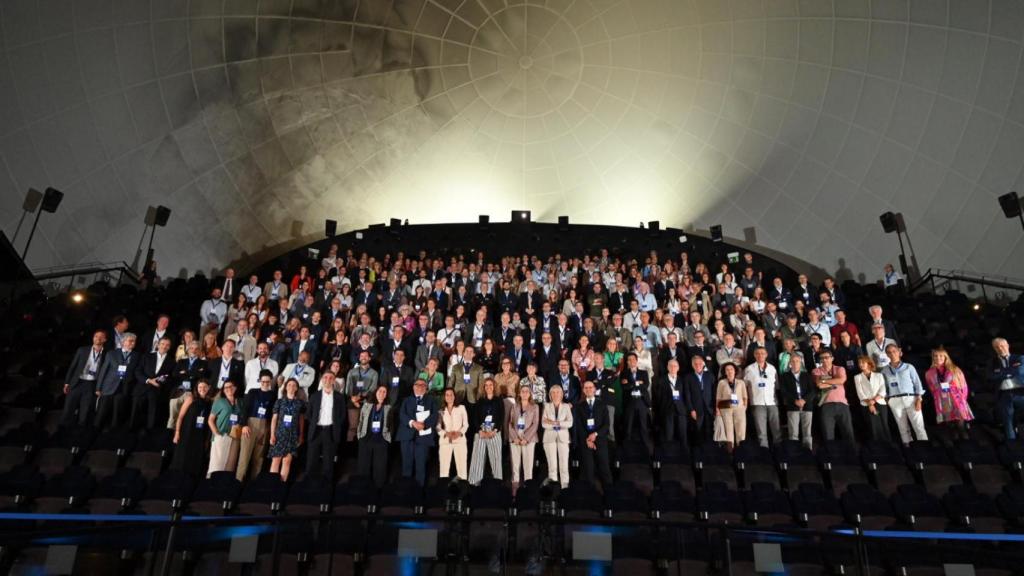 Ramon Agenjo (Damm), nuevo presidente de Barcelona Global, en el centro tras la votación de la asamblea de la entidad