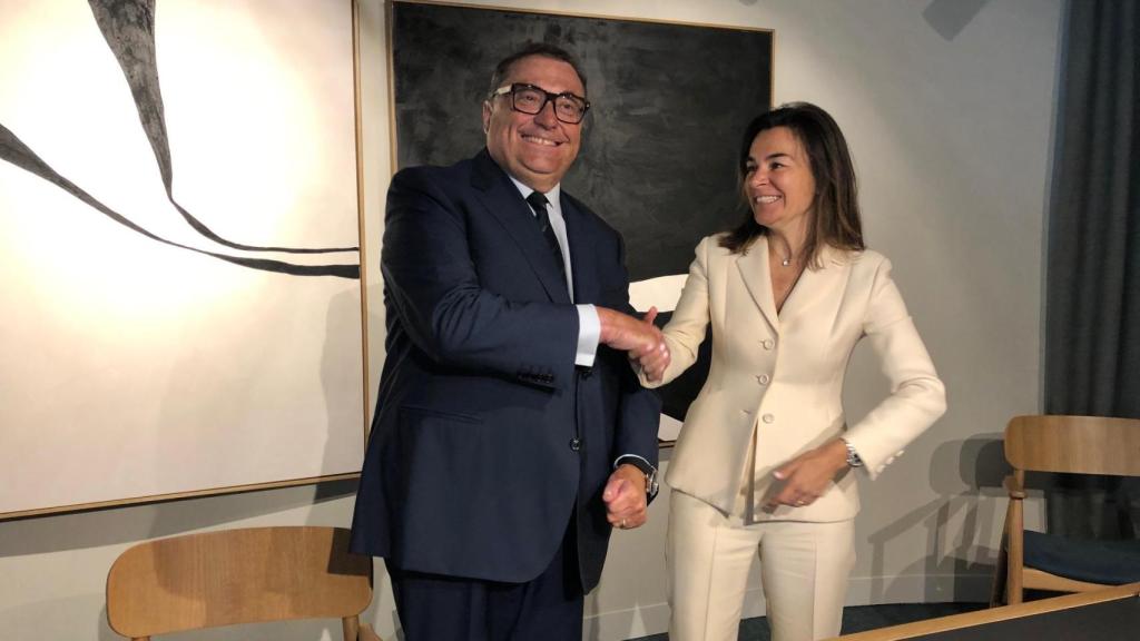 Ramon Asenjo y Maite Barrera se felicitan, en la sede de Barcelona Global