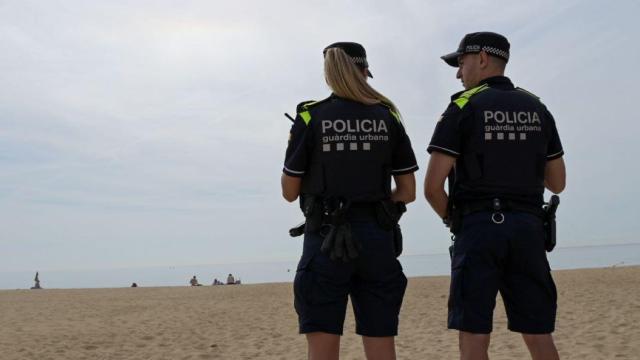 Dos agentes de la Guardia Urbana en la playa de Barcelona