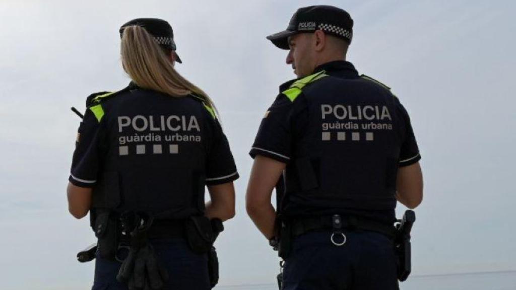 Dos agentes de la Guardia Urbana en la playa de Barcelona