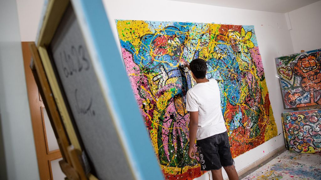 Juanito Cortés, artista gitano, cuando tenía 14 años en su estudio de Sabadell