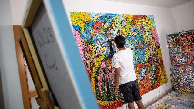 Juanito Cortés, artista gitano, cuando tenía 14 años en su estudio de Sabadell