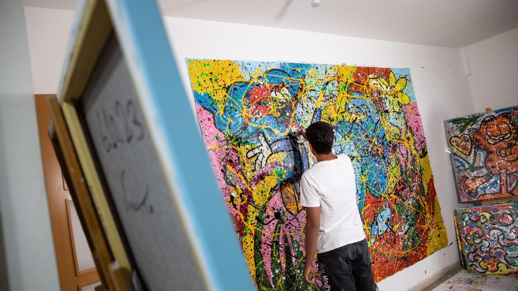 Juanito Cortés, artista gitano, cuando tenía 14 años en su estudio de Sabadell