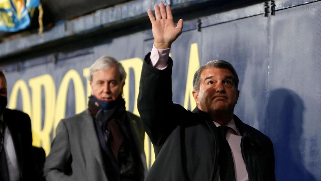 Joan Laporta saluda a los aficionados del Barça en un partido de Liga