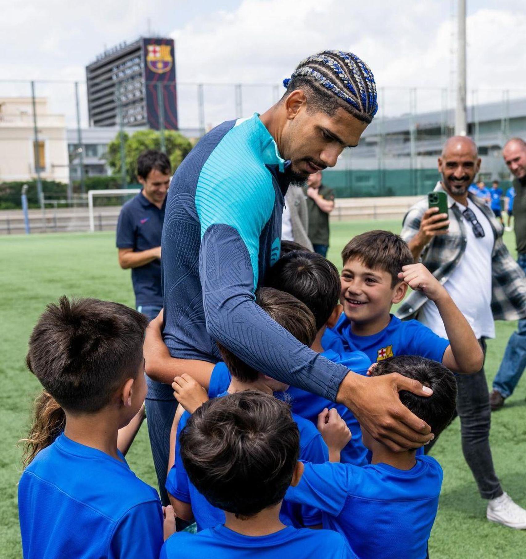 Ronald Araujo se hace querer en el Barça.jpg