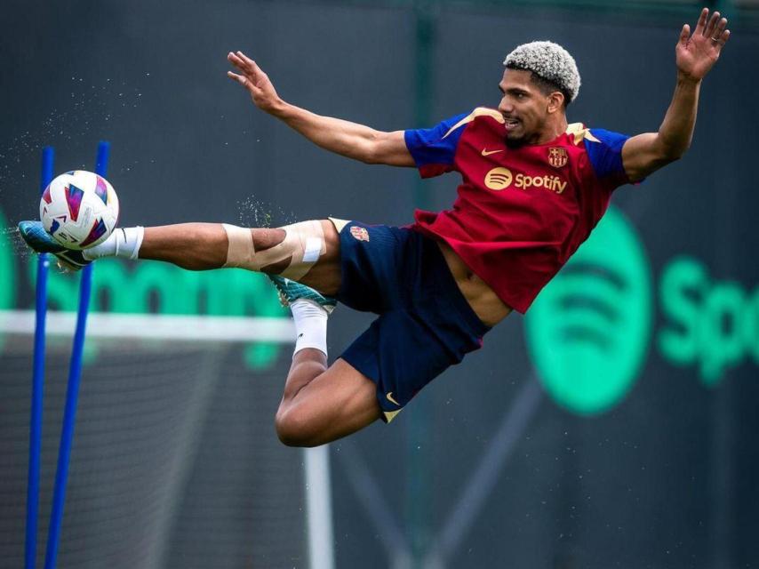 Ronald Araujo realiza un remate acrobático en un entrenamiento del Barça.jpg