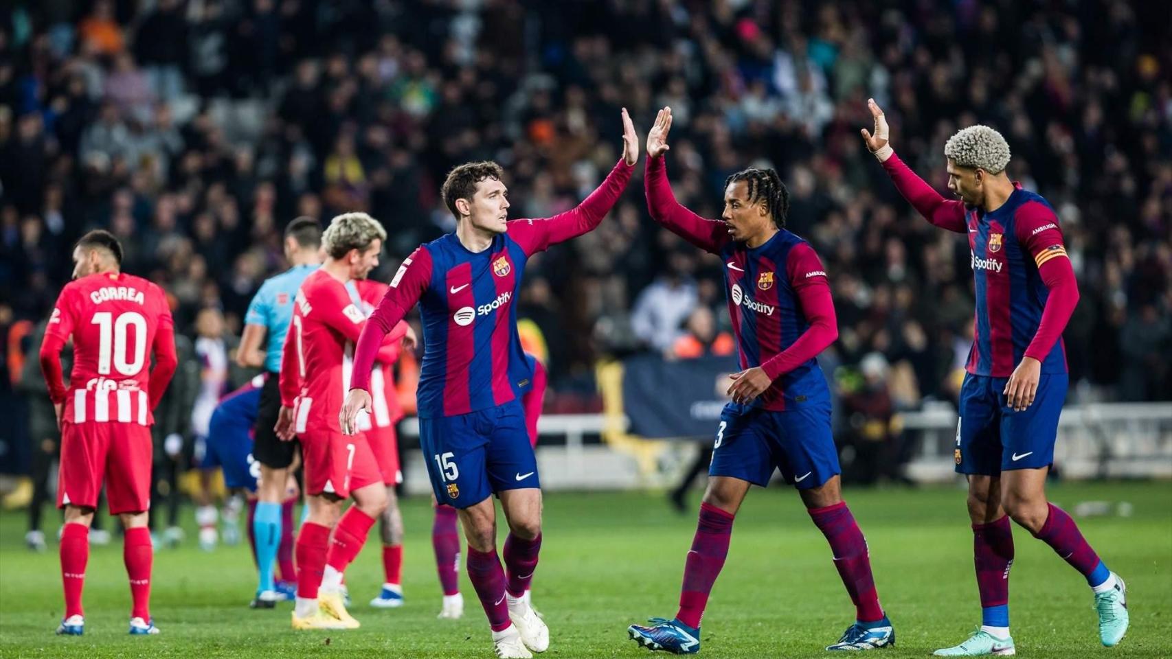 Christensen, Koundé y Araujo en un partido contra el Atlético de Madrid