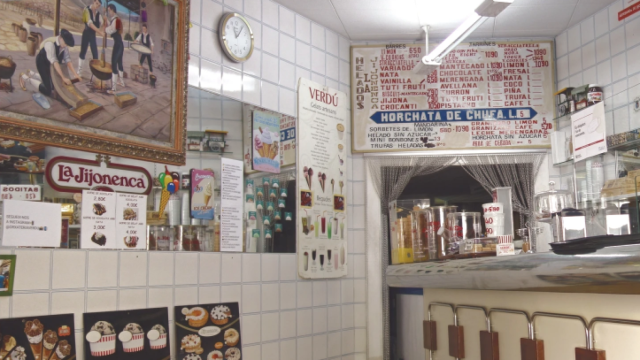 Decoración de la Horchatería Verdú, en la calle Bruc de Barcelona
