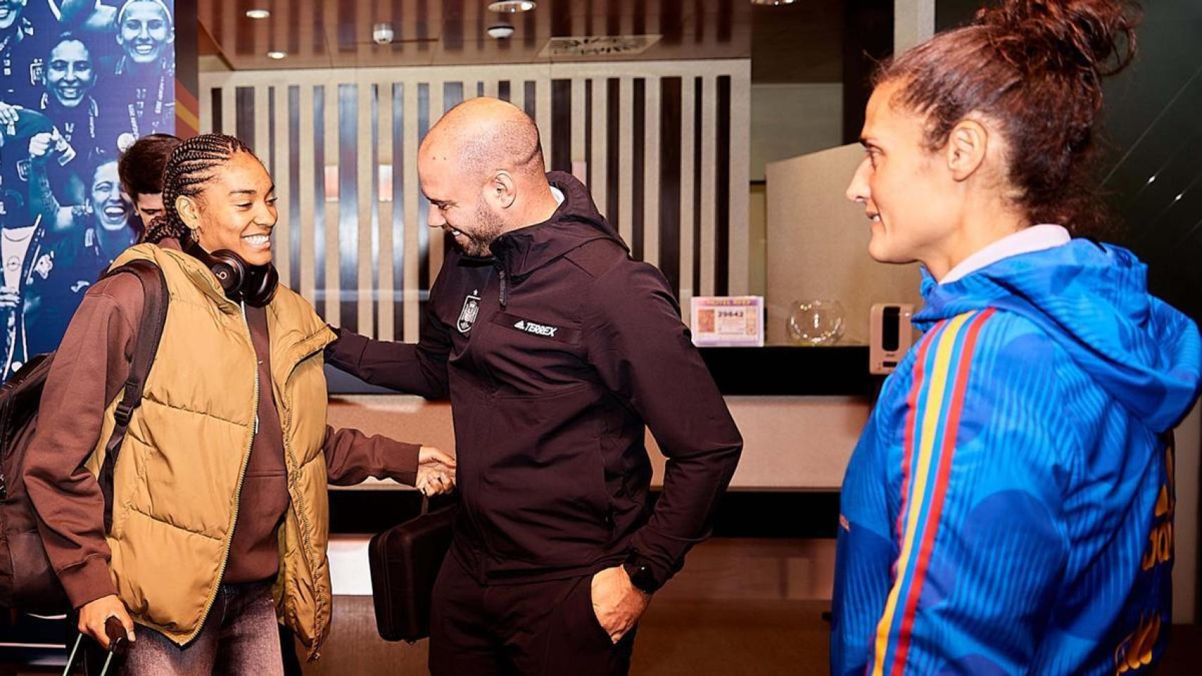 Markel Zubizarreta saluda a Salma Paralluelo en las instalaciones de la RFEF