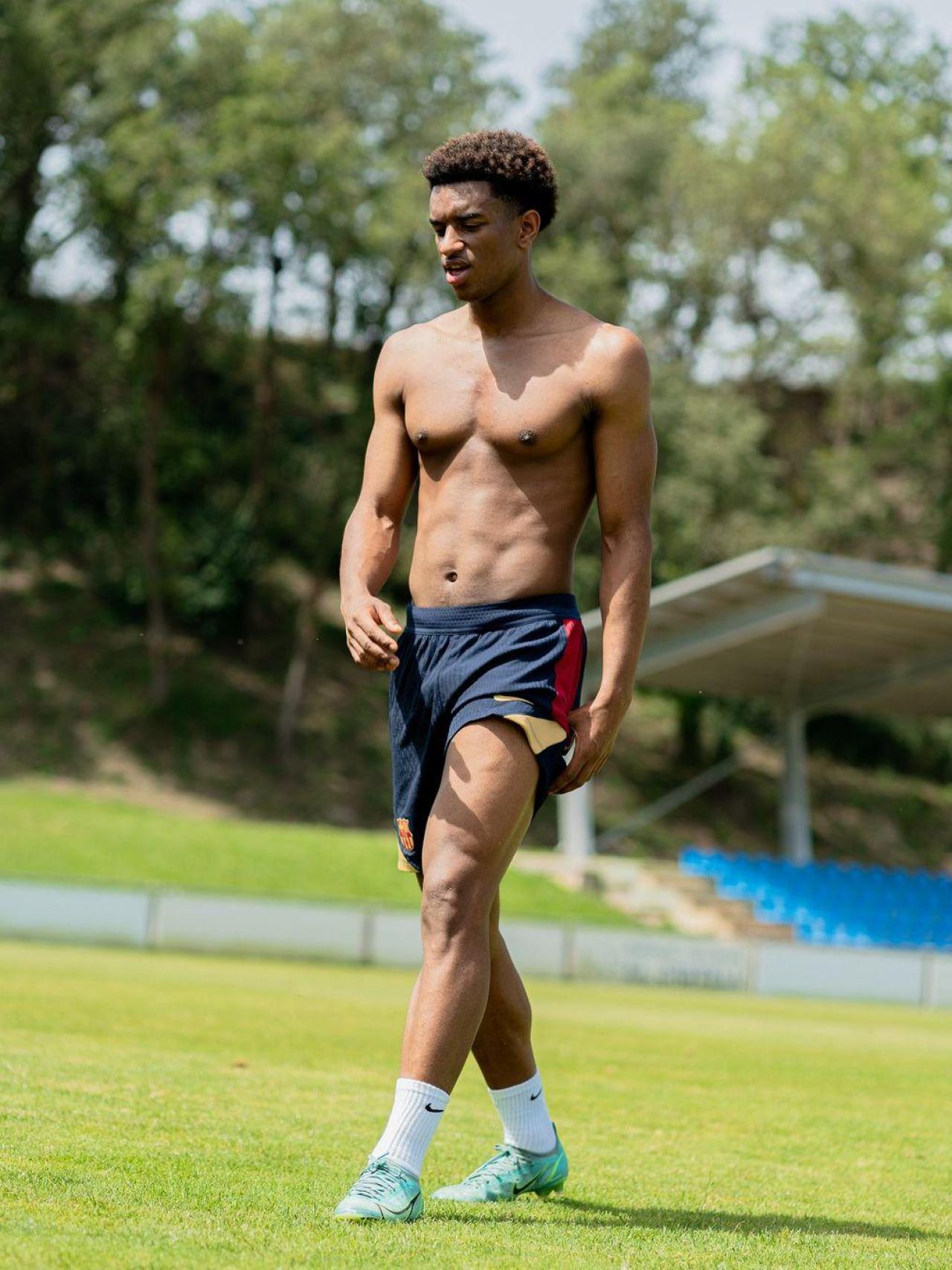 Alejandro Balde se prepara para la pretemporada del Barça