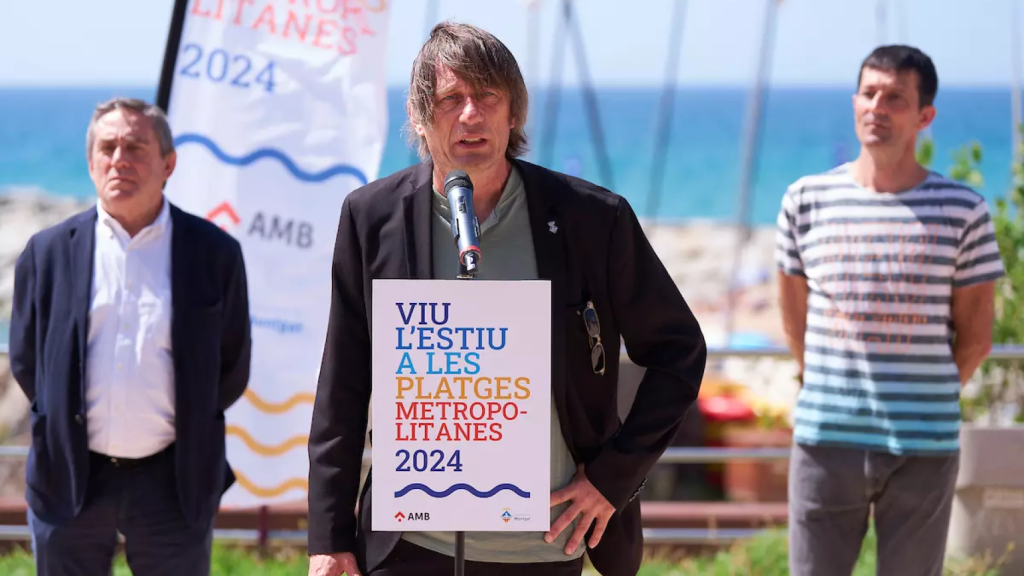 L’alcalde de Montgat, Andreu Absil, durant una presentació de la temporada de platges metropolitanes