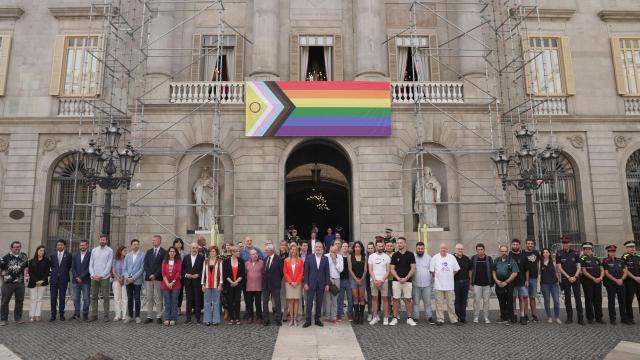 Miembros del Consejo Municipal junto a otros trabajadores de la administración y miembros de colectivos LGTBI tras el anuncio de la ordenanza