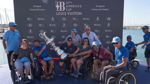 Grant Dalton junto a los regatistas de vela adaptada en L’Escala