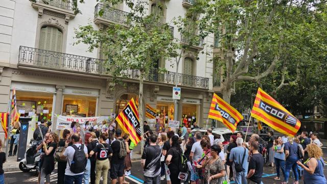La plantilla de Pronovias frente a la tienda de Rambla Catalunya