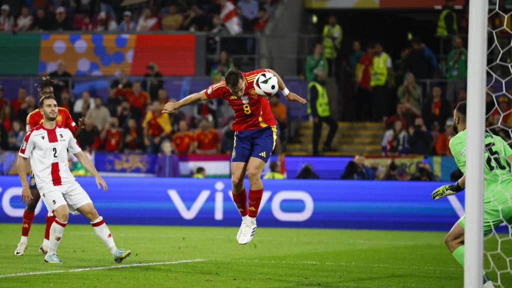 Fabián cabecea a gol ante Georgia