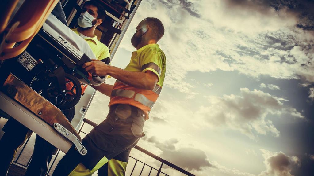 Dos sanitarios de HTG, líder nacional de las ambulancias en España