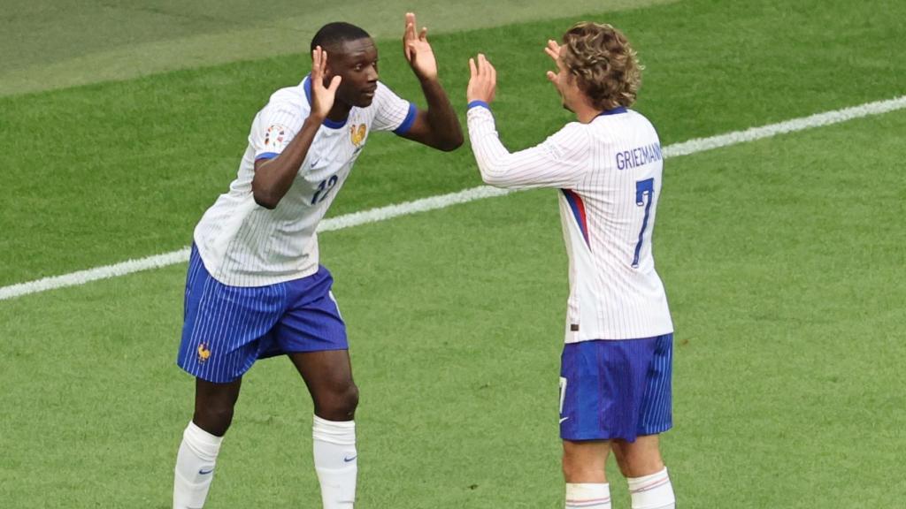 Kolo Muani festeja con Griezmann el gol de la victoria contra Bélgica