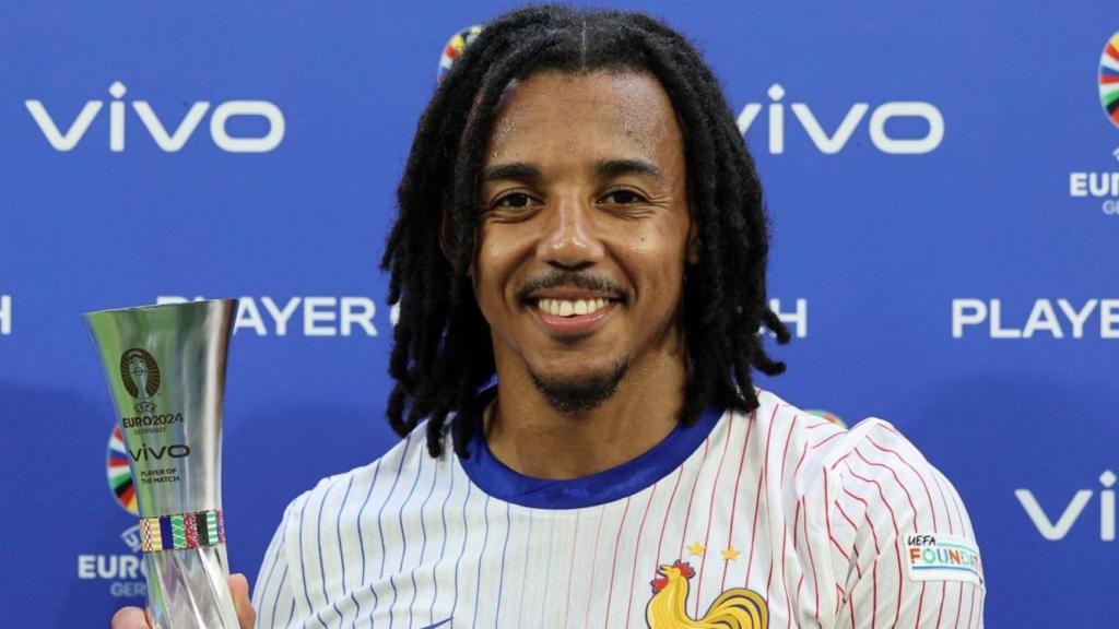 Koundé recibe el MPV del partido entre Francia y Bélgica