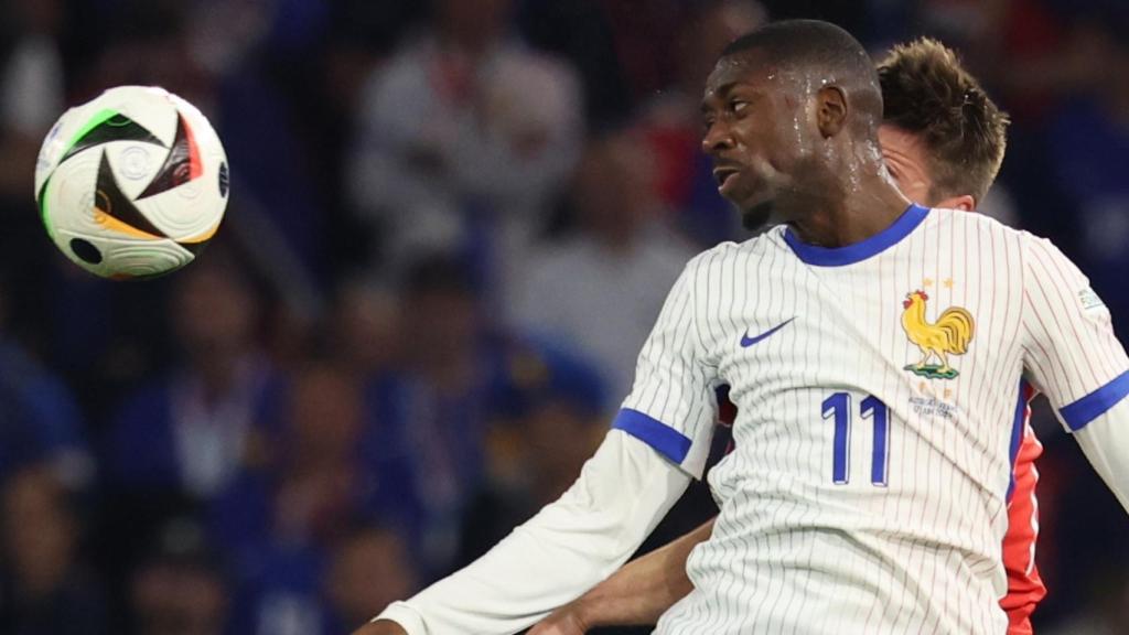 Ousmane Dembelé disputa el balón en el partido de Francia contra Austria