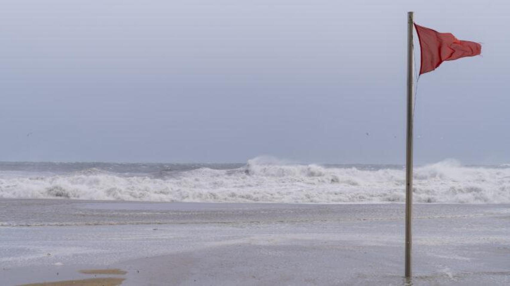 Bandera roja en una de las playas de Barcelona