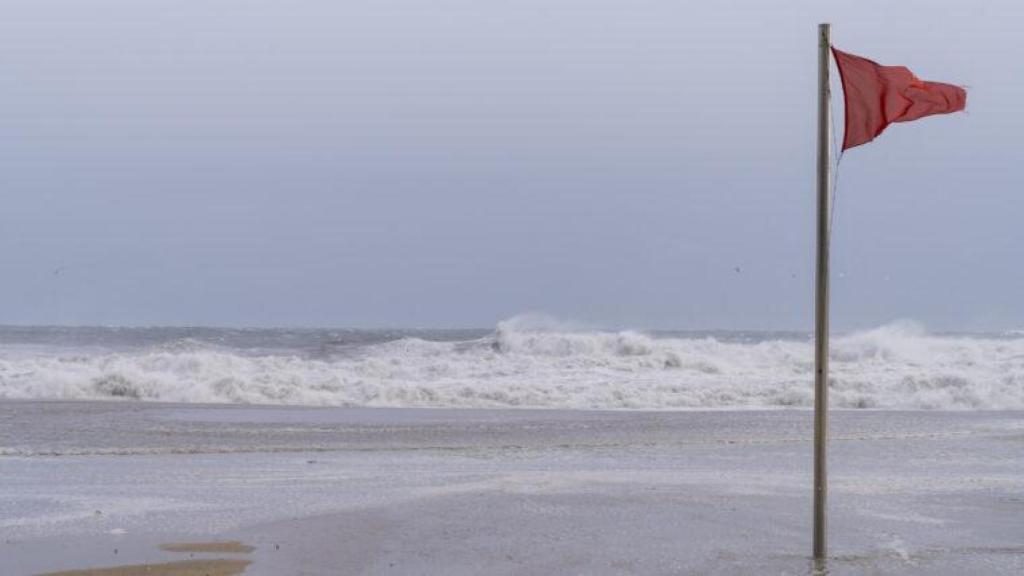 Bandera roja en una de las playas de Barcelona
