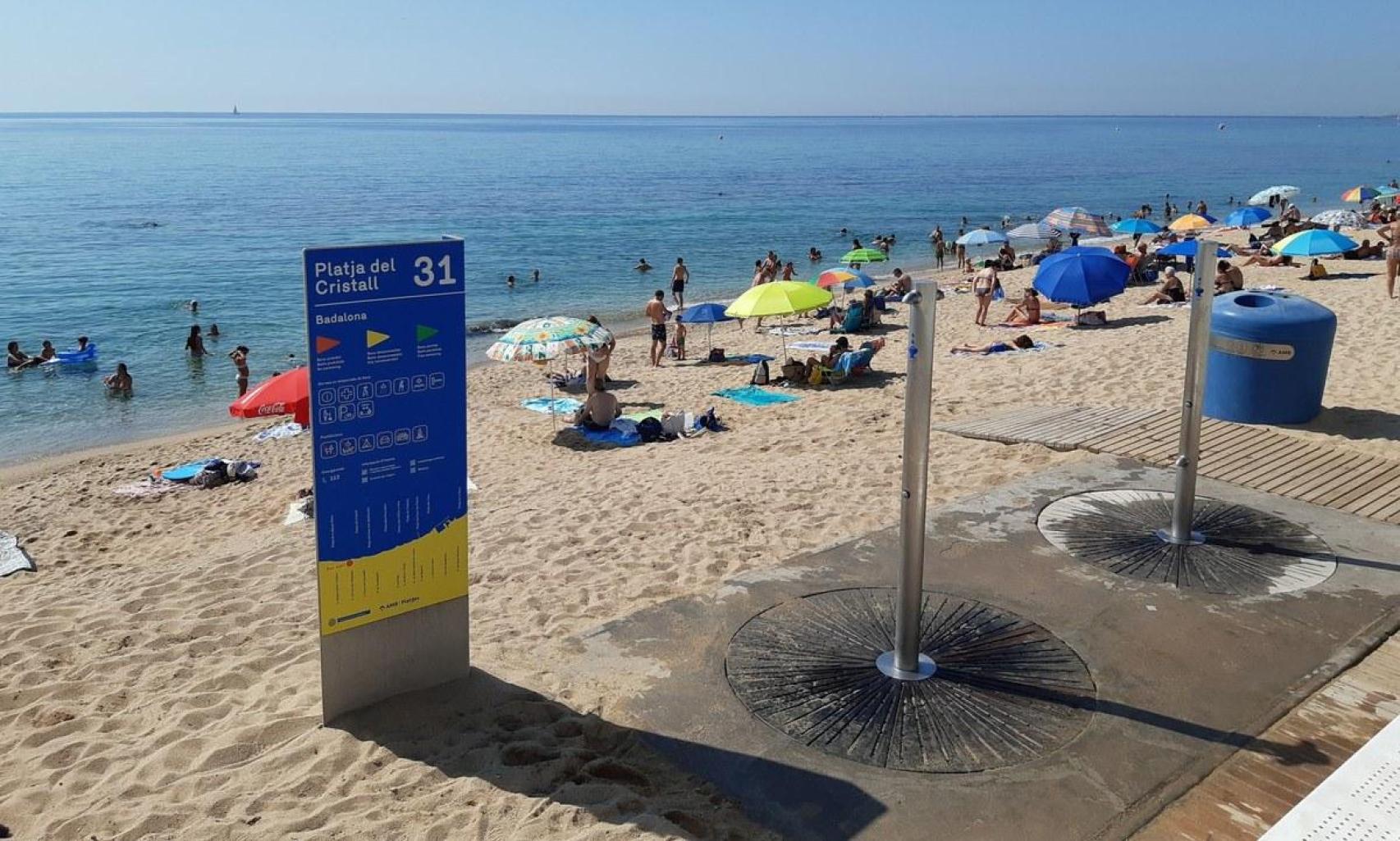 Dos plataformas de ducha en la playa de El Cristall, en Badalona