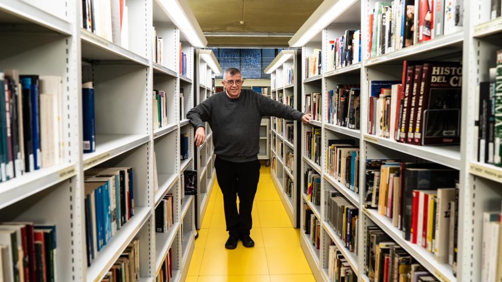 Esteve Riambau en la biblioteca de la Filmoteca de Catalunya
