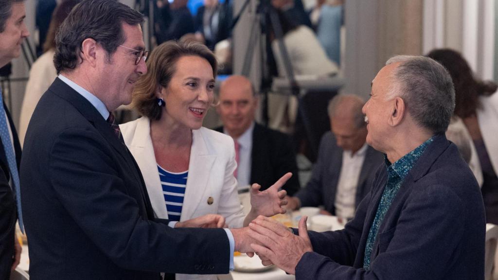El presidente de la CEOE, Antonio Garamendi (i); la secretaria general del PP, Cuca Gamarra (c) y el secretario general de UGT, Pepe Álvarez (d), llegan a un desayuno informativo de Nueva Economía Forum