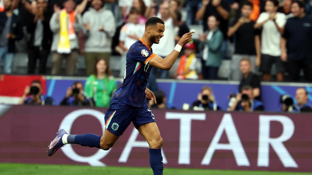 Cody Gakpo celebra su gol anotado contra Rumanía