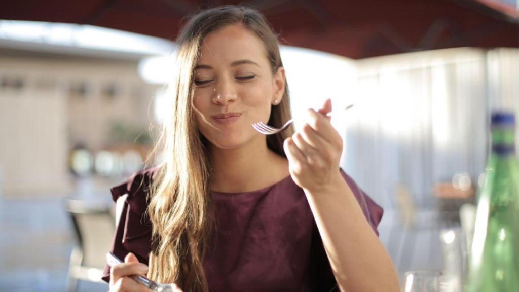 Persona comiendo