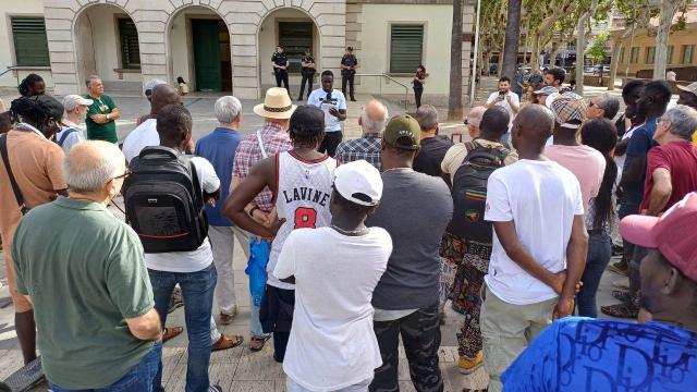 Concentración del colectivo Top Manta frente al Ayuntamiento de Castelldefels