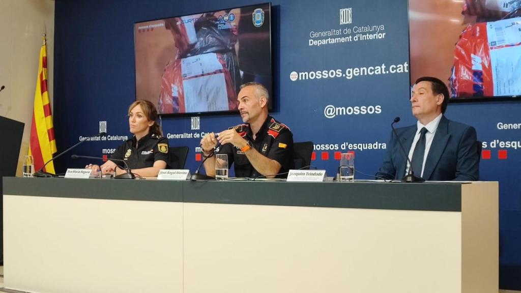 La jefa de la Sección de la Brigada Provincial de la Policía Judicial de la Policía Nacional, la inspectora Eva María Segura; el subinspector José Ángel Merino, jefe del Área Central de Delitos Económicos de los Mossos; y el coordinador de Investigación Criminal de la Policía Judicial Portuguesa, Joaquim Trindade.