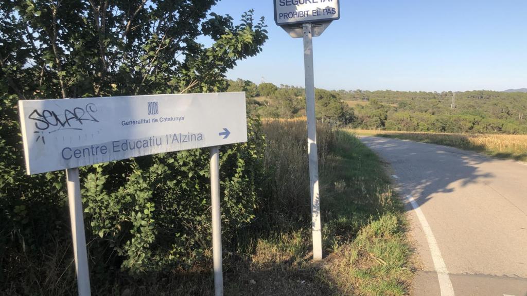 Rótulo que indica la cercanía del centro de justicia juvenil L'Alzina, en Palau-solità i Plegamans