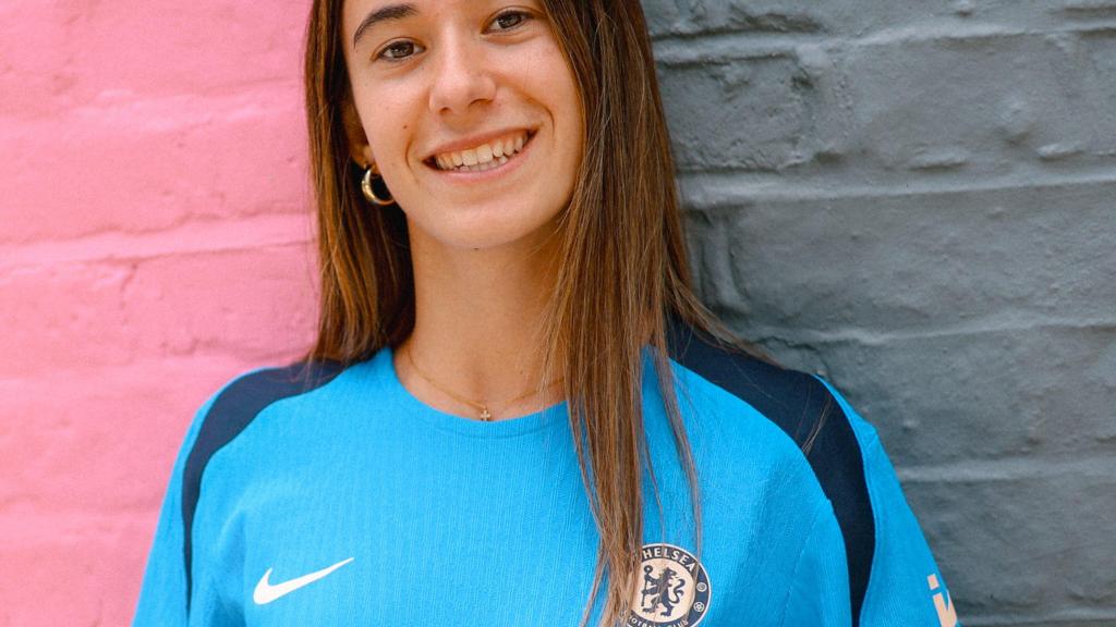 Júlia Bartel en su presentación con el Chelsea