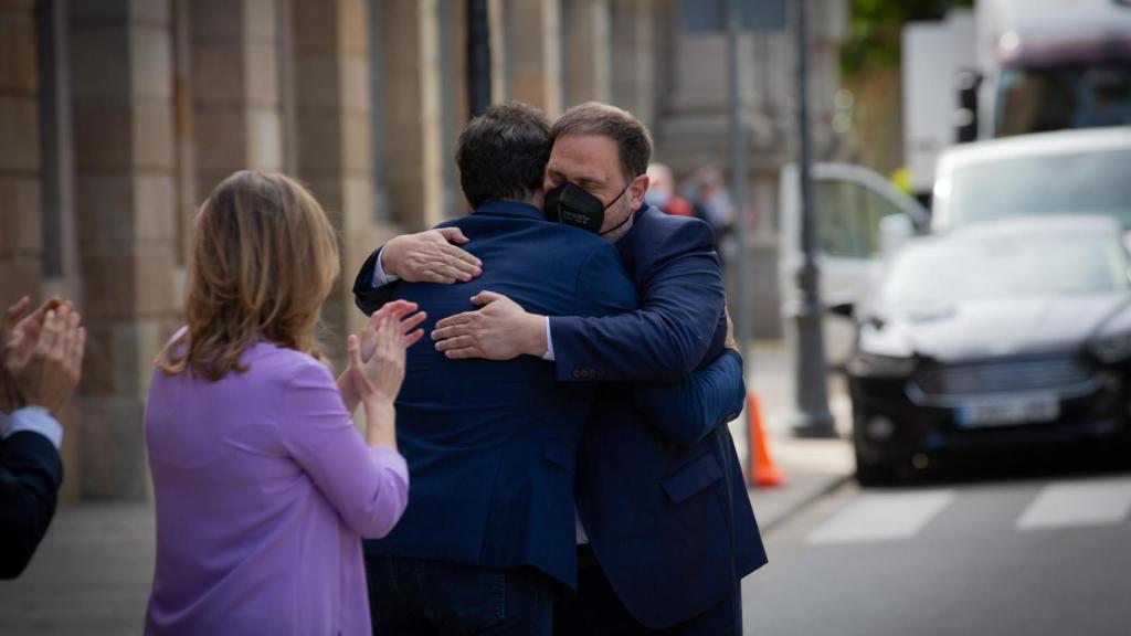 El viceconsejero de Estrategia y Comunicación, Sergi Sabrià, y el expresidente de ERC, Oriol Junqueras