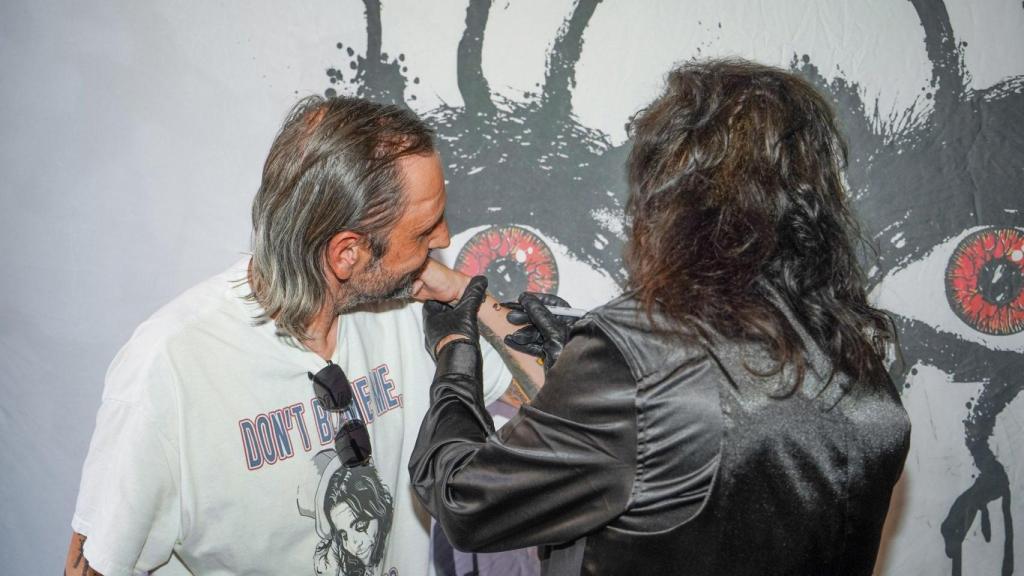 Alice Cooper firma su nombre en el brazo de Miquel Camps
