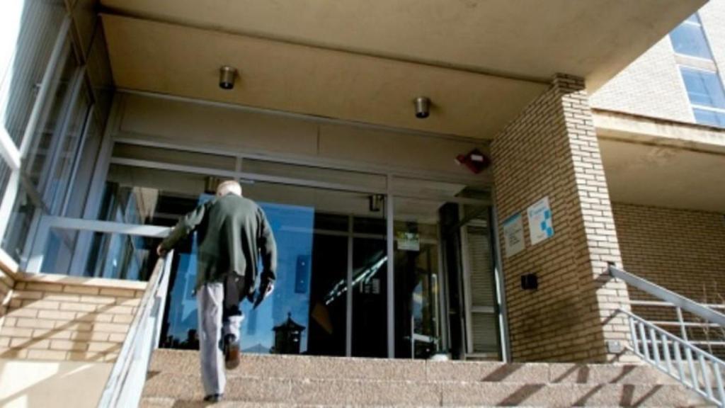 Un paciente accede al CAP Sant Feliu