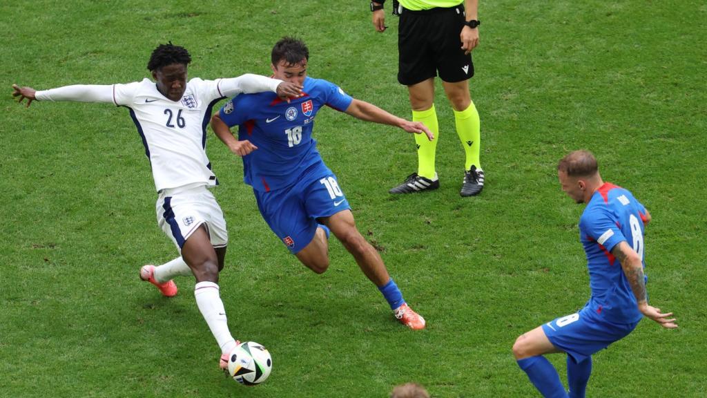 Kobbie Mainoo disputa el balón en el Inglaterra-Eslovaquia