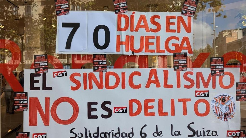 Pancarta en una botiga d'H&M a Barcelona