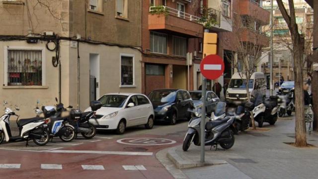 Vehículos estacionados en el pasaje de Llívia