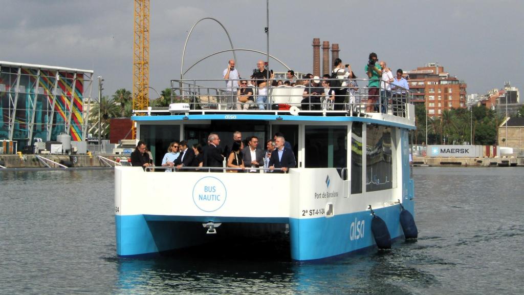 El primer viaje de inaguración del bus náutico con el alcalde de Barcelona, Jaume Collboni; el presidente del Puerto de Barcelona, Lluís Salvadó; el director del Port Vell, David Pino, y el consejero delegado de Alsa, Francisco Iglesias