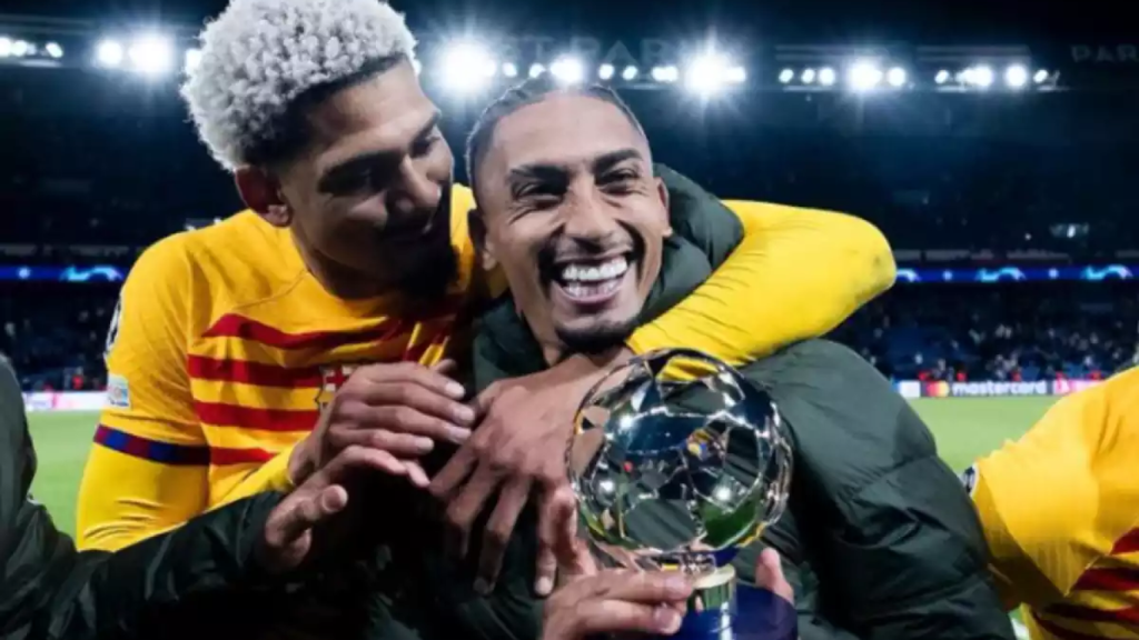 Raphinha recibe el MVP por el partido contra el PSG de Champions