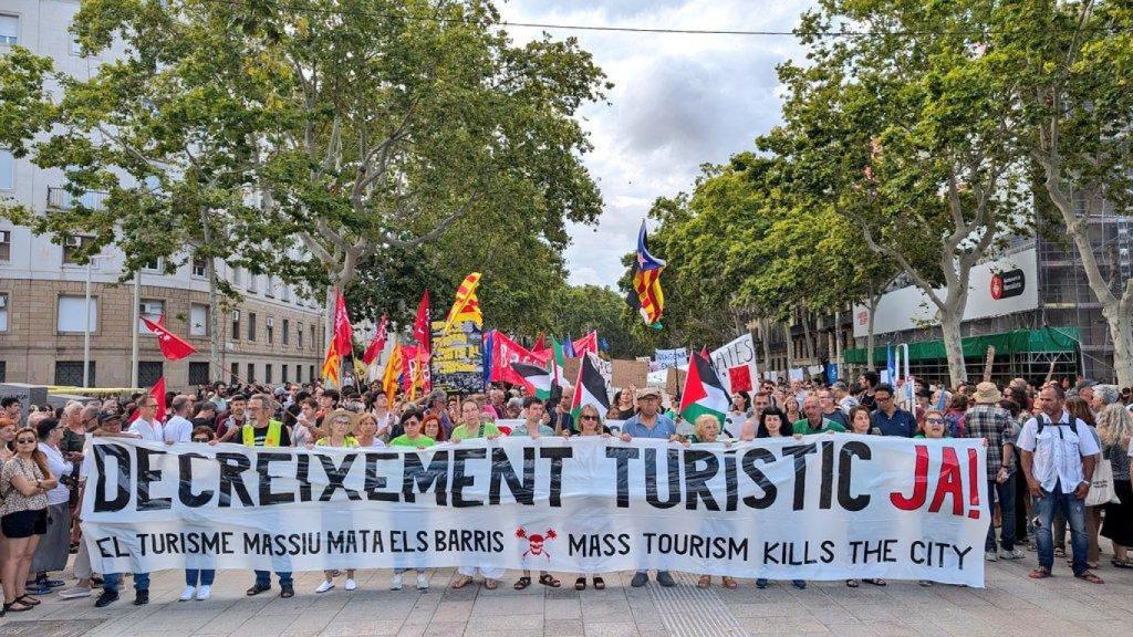Manifestació massiva a Barcelona contra la massificació turística