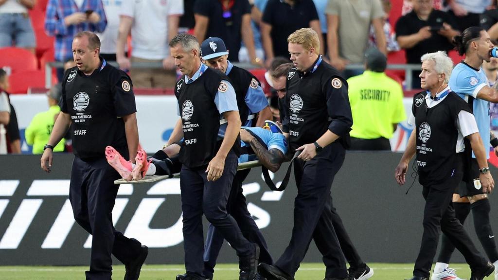 Ronald Araujo se retira en camilla