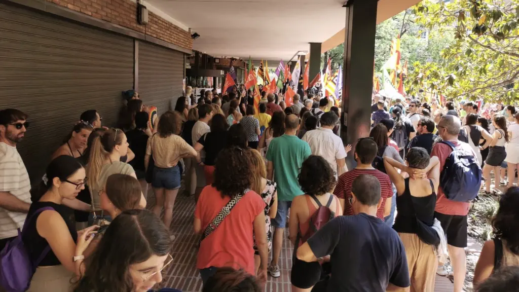 Concentració de docents davant la Conselleria d'Educació a Barcelona