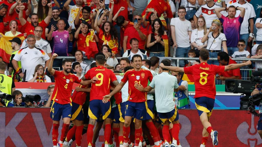 Los jugadores de la selección española celebran el gol contra Alemania ante la afición