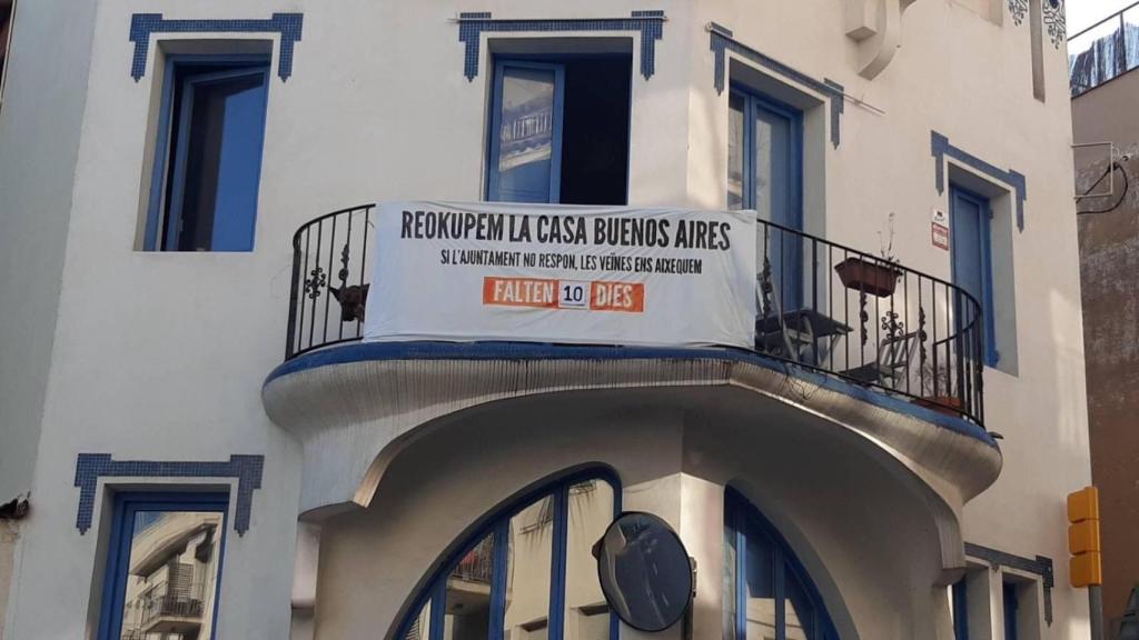 Un cartel que anunciaba la futura okupación de la Casa Buenos Aires en 2019