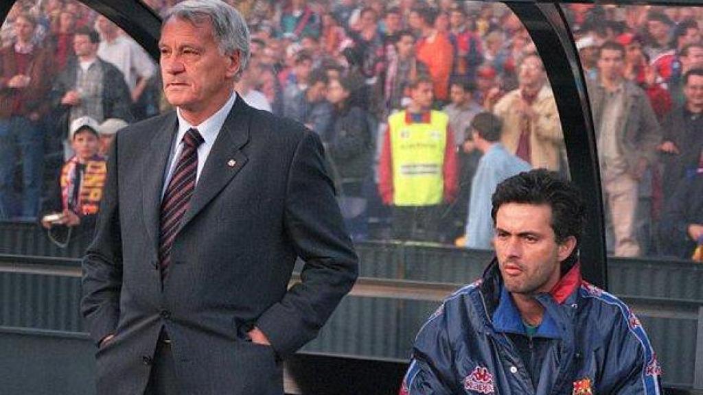 Bobby Robson junto a Jose Mourinho en el banquillo del Barça