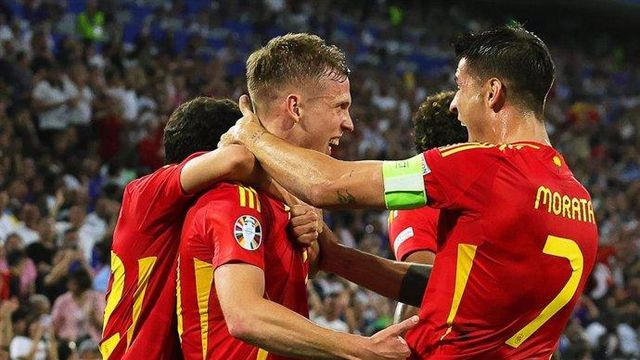 El español Dani Olmo (C) celebra el segundo gol de su equipo con su compañero Álvaro Morata (R) durante el partido de fútbol semifinal de la UEFA Euro 2024 entre España y Francia