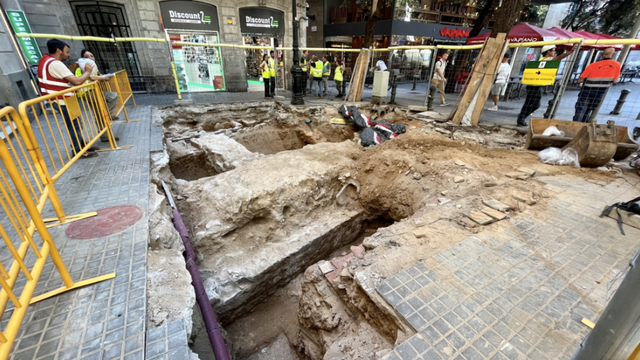 Restos de la muralla medieval y de una puerta de acceso a Barcelona, encontrados en la Rambla